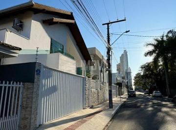 whatsapp-image-2024-08-15-at-105036-17238108001212.jpeg · CASA PARA LOCAÇÃO ANUAL NO CENTRO DE BALNEÁRIO CAMBORIÚ