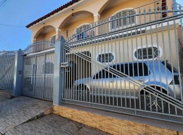 Casa de 6 quartos, Candangolândia · Oportunidade para investir! Sobrado com Loja