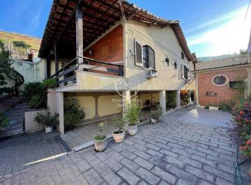 Casa · 122m² · 2 Quartos · 3 Vagas · Espaçosa casa no Caonze com piscina e churrasqueira!