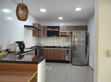 E6E1721A-7B17-4768-B9D0-67EAA3841EA4.jpg · Seu Refúgio de Sonhos: Casa Charmosa de 2 Quartos, Cozinha Espaçosa e Ambientes Acolhedores na Local