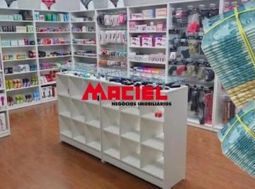 toda a mercadoria fica na loja · VILA EMA