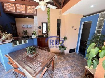 e901099d42c105171354bd77085fa66c86de5033 · Casa de vila em Icaraí com 220 m2