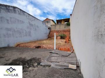 Foto 01 · TERRENO DE 250M² EM ACLIVE EM RUA TRANQUILA COM A BASE DA GARAGEM CONSTRUIDA