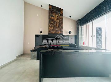 Casa · 110m² · 2 Quartos · 2 Vagas · Casa baixa diferenciada no Rio Branco em Brusque SC. Confira!