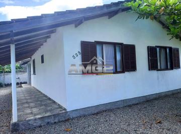 Casa · 300m² · 4 Quartos · 2 Vagas · Casa mobiliada em Barra Velha com 4 quartos a 500m do mar. Aceita permuta por apartamento em Brusque
