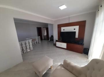 6 casa-com-3-quartos-a-venda-206m-no-carianos-florianopolis (14) · Casa ampla, com 3 dormitórios sendo 1 suíte e 2 vagas de garagem