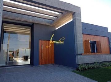 Casa · 177m² · 4 Quartos · 2 Vagas · Excelente Casa nova no Centro de Xangri-lá! perto do mar