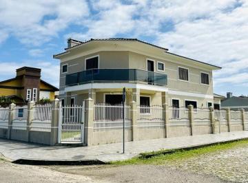 Casa · 236m² · 4 Quartos · 1 Vaga · Sobrado de esquina na Avenida Leme a 200 metros do mar.