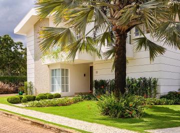 Casa de 5 quartos, Brasília · SMPW QUADRA 8 - Arquitetura contemporânea integrando natureza e conforto.