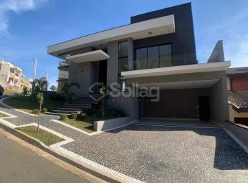 Casa · 260m² · 4 Quartos · 2 Vagas · Casa á venda no Condomínio Portal do Jequitibá, em Valinhos, interior de São Paulo.