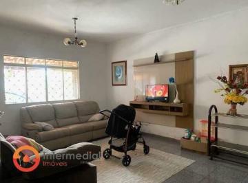 Casa · 234m² · 5 Quartos · 2 Vagas · Imóvel à venda com 3 Dormitórios sendo 01 suíte com quintal amplo. 