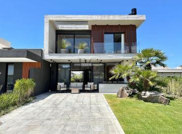 Casa · 200m² · 4 Quartos · Casa de condomínio com 4 quartos, 200m², à venda em Xangri-Lá, Centro