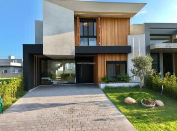 Casa · 241m² · 4 Quartos · Sobrado mobiliado e decorado a venda no condomínio Sunset, com 4 suítes, piscina e muito mais...