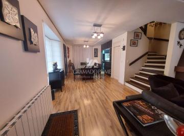 Casa · 107m² · 2 Vagas · LINDA CASA GEMINADA TRIPLEX 04 DORM. EM GRAMADO