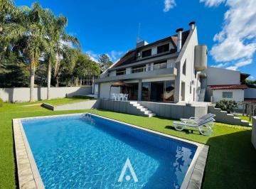 Casa · 470m² · 4 Quartos · 3 Vagas · Casa 470 m² com 4 suítes
