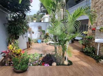 Casa · 270m² · 3 Quartos · 3 Vagas · Sobrado elegante com 3 suítes amplas, varanda nos quartos, 3 vagas e quintal no Horto Florestal