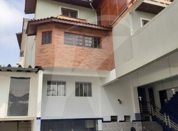 Casa · 330m² · 2 Quartos · 8 Vagas · Casa com 330 m² de área construída, 02 quartos sendo 01 suíte, 3 varandas e 8 vagas para automóveis