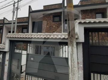 Casa · 127m² · 3 Quartos · 2 Vagas · Sobrado com 127 m2 de área construída, 3 suítes, 1 sala ampla, 4 banheiros e 2 vagas de garagem