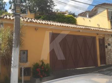 Casa · 125m² · 2 Quartos · 5 Vagas · Residência com 420 m² no Horto Florestal, Vista Permanente e Integração com a Natureza