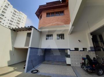 Casa · 330m² · 2 Quartos · 10 Vagas · Excelente sobrado com cômodos em madeira, para alugar no Tucuruvi