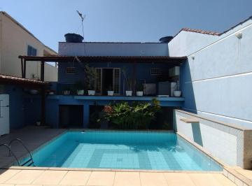Casa · 340m² · 3 Quartos · 3 Vagas · Excelente residência junto da rua principal