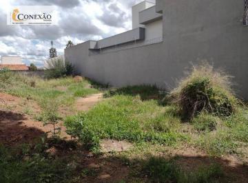 53fae861d1fc427de874f36c255c39f133db3424 · terreno plano, murado.