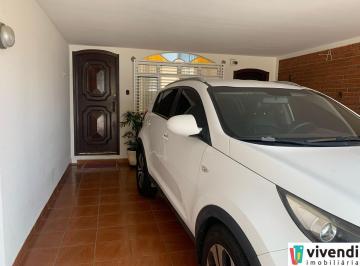 Casa · 200m² · 3 Quartos · 2 Vagas · CASA RESIDENCIAL DE 3 QUARTOS COM CHURRASQUEIRA E EDÍCULA EM JUNDIAÍ!