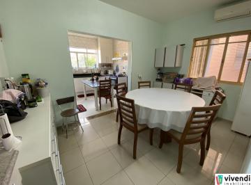 Casa · 235m² · 4 Quartos · 2 Vagas · CASA COM 4 QUARTOS NO BAIRRO VILA GALVÃO!!