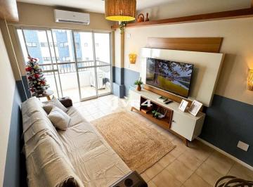 Sala de Estar · Apartamento Beira Mar com Ar-Condicionado, 3 Dormitórios e Vista para o Mar para Alugar por Dia em C