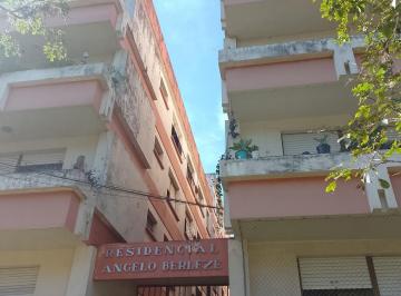 Apartamento · 3 Quartos · 1 Vaga · Apartamento amplo central , 3 dormitorios , com sacada, frente Parque Itaimbe.