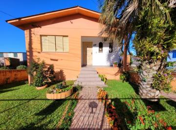 Casa · 242m² · 3 Quartos · 2 Vagas · Excelente imóvel em Camobi com 3 dormitórios, 2 banheiros, em boa localização.