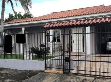 Casa · 194m² · 4 Quartos · 2 Vagas · Excelente residência em bairro nobre de Camobi.