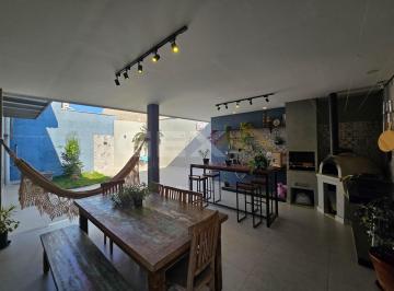 Casa · 365m² · 3 Quartos · 2 Vagas · Casa de 2 pavimentos à venda no bairro Santa Marta, 3 quartos, 1 suíte e área go