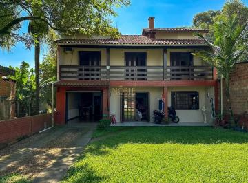 Casa · 208m² · 4 Quartos · 2 Vagas · Ampla Residência na Praia da Cal