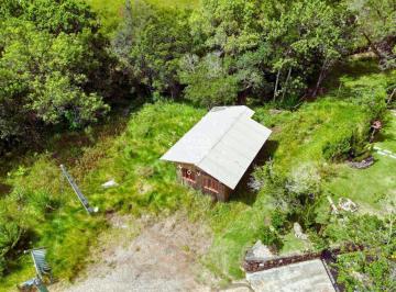 Casa · 40m² · 1 Quarto · 2 Vagas · Tranquilidade na Natureza: Chalé de madeira em amplo terreno de 1189m², com vist