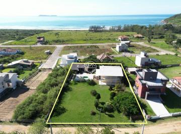 Casa · 250m² · 4 Quartos · 5 Vagas · Casa à venda na praia da Gamboa em Garopaba.