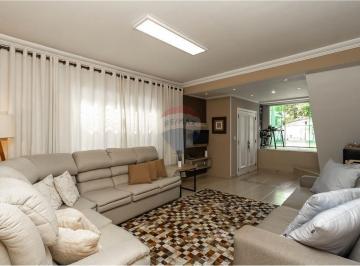 Casa · 350m² · 3 Quartos · 2 Vagas · Encantadora Residência com 3 Suítes e Acabamento de Alta Qualidade.- PORTEIRA FECHADA-