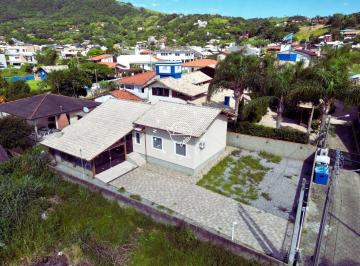 Casa · 120m² · 3 Quartos · 2 Vagas · Excelente casa na praia da Gamboa à 350 metros do mar.