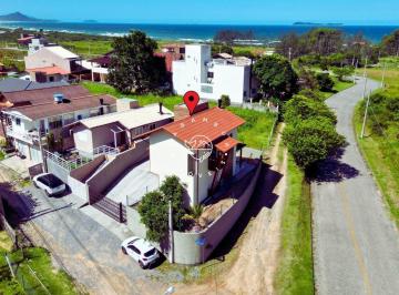 Casa · 111m² · 2 Quartos · 2 Vagas · Casa de Dois Quartos com Suítes e Vista para o mar na Praia da Gamboa