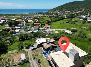 Casa · 235m² · 3 Quartos · 5 Vagas · Excelente casa semi-mobiliada à venda na Praia da Gamboa, em Garopaba.