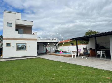 Casa · 200m² · 3 Quartos · 4 Vagas · Descubra seu refúgio à beira-mar na Praia da Pinheira, Palhoça!