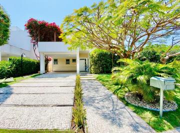 7019db2a4fa5ed511df9b413cd85fe77216ed5b7 · Belíssima residência de esquina, disponível para vocês