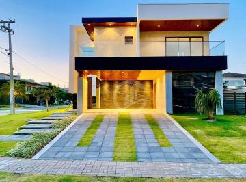 c85b5665ad3cf65cc4e8502a64f4e5de193dde77 · Volumetria e elegância a definem, uma bela casa de esquina para chamar de sua