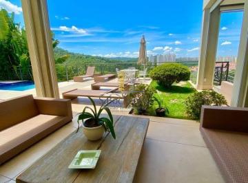 Casa · 500m² · 5 Quartos · 6 Vagas · Linda casa de condomínio à venda com elevador e vista para o verde; 1.000m2