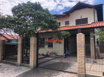 8f20966bba6c281ab29a47a77ff31b409410921f · Ótima casa financiável a venda, com 4 dormitórios. Carianos, Florianópolis/SC.