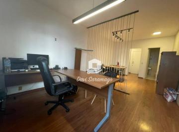 0b8ea89cf0fa784a0c52ae1c8261f15abb38624c · Sala toda reformada no Centro.