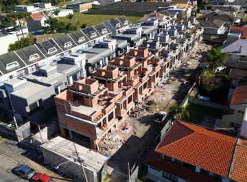 Onlayn tomosha qiling: Hovlida kichkina qizchani ushlab, jinsiy aloqa qilishga kondirishdi