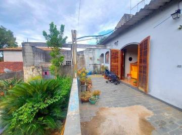 b26431535ed1d104b826d247e3a81fc93936fb1f · Terrenp a venda com 3 casas construídas!