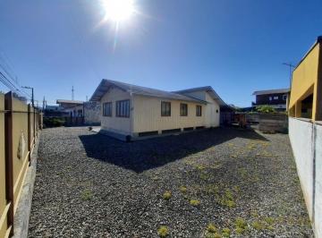 Terreno · 840m² · Amplo terreno, com uma casa de madeira edificada.