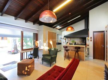 Casa · 320m² · 4 Quartos · 5 Vagas · Cada totalmente reformada com 4 quartos sendo 2 suíte no bairro Tristeza